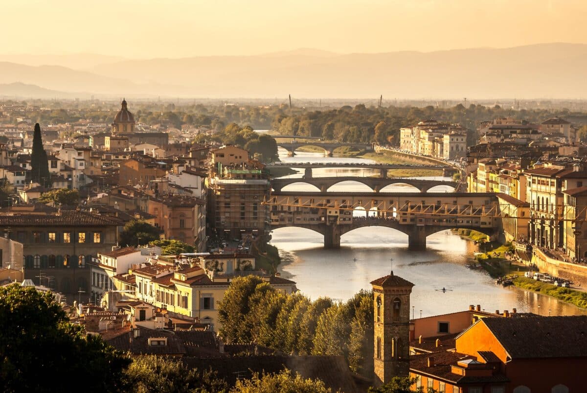 A famosa Ponte Vecchio na Florença, na Região da Toscana na Itália. Foto: Ilse Orsel via Unsplash