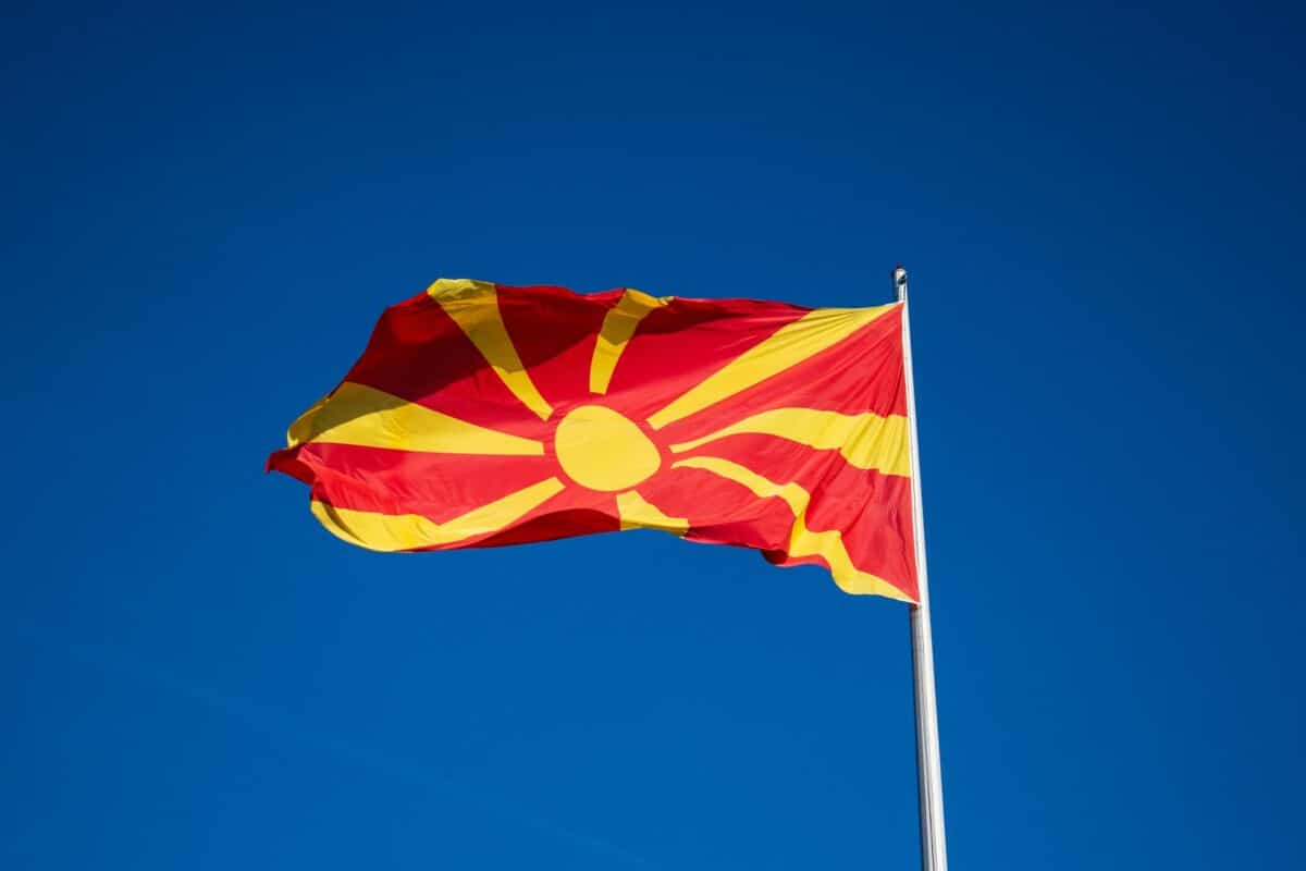 Bandeira da Macedônia, vermelha e amarelo com circulo no meio