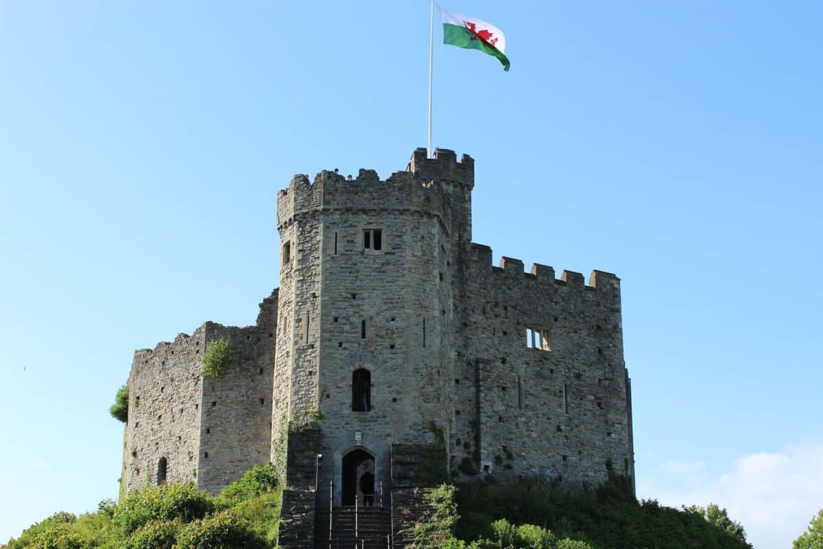 Pais de Gales. Castelo com bandeira de Wales