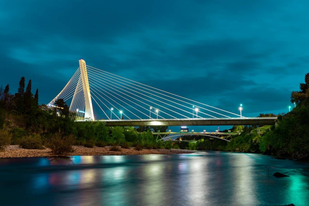 Podgorica na Macedônia. Ponte durante a noite
