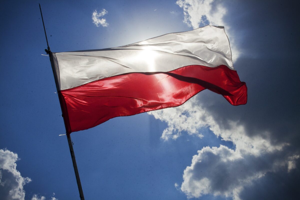Bandeira da Polônia no céu