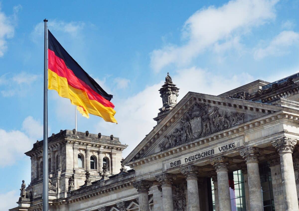Bandeira da Alemanha em cima de um prédio.