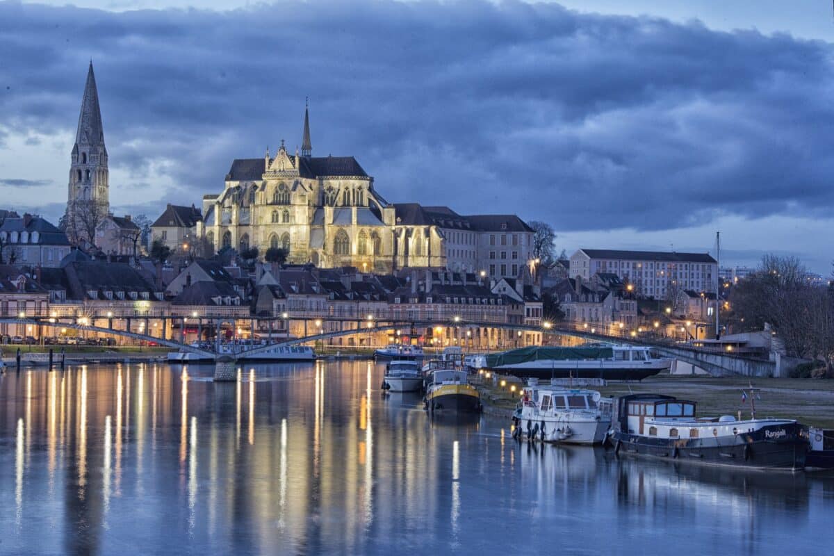 a linda cidade de Auxerre as margens do rio Yonne