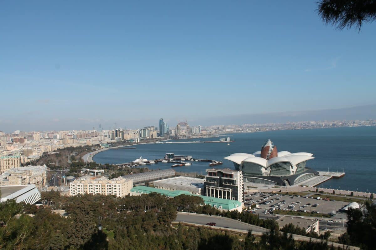 Vista de cima da cidade de Baku. Foto: Maanoj Ramchandani via Unsplash