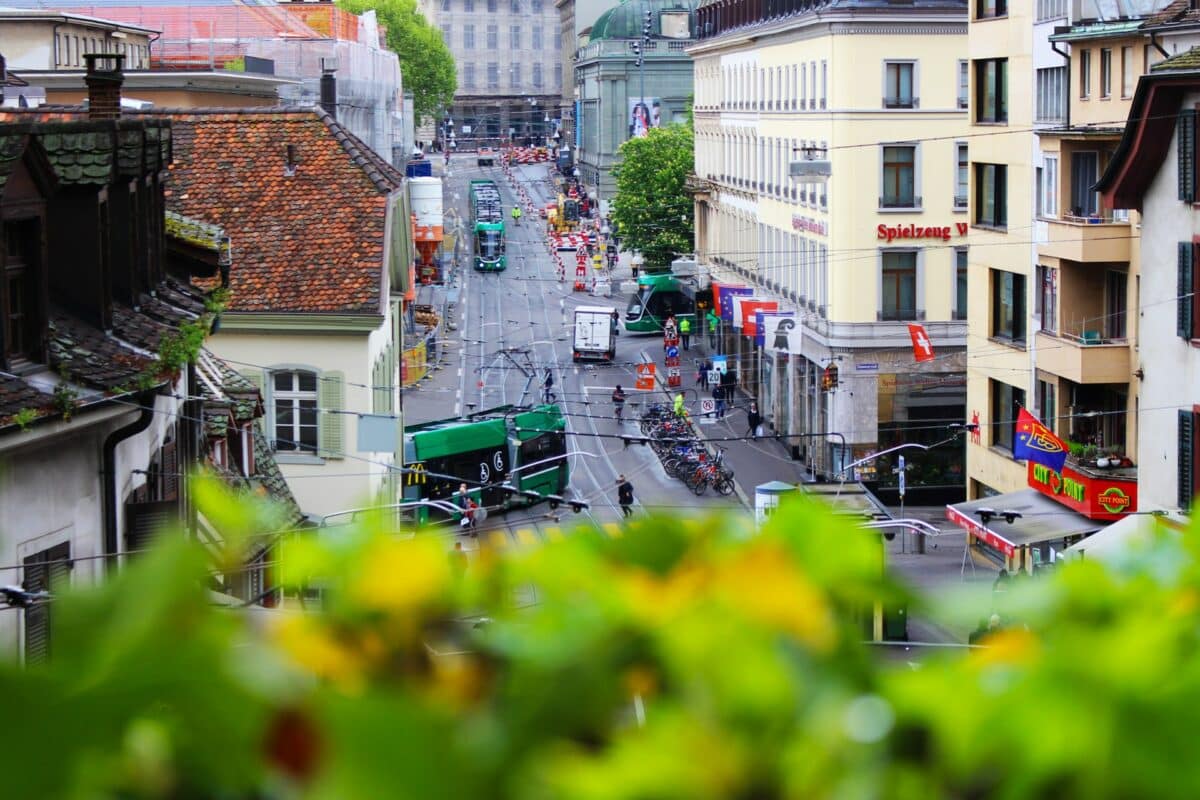 Ruas da Basiléia na Suíça. Foto: Maryline Waldy via Unsplash