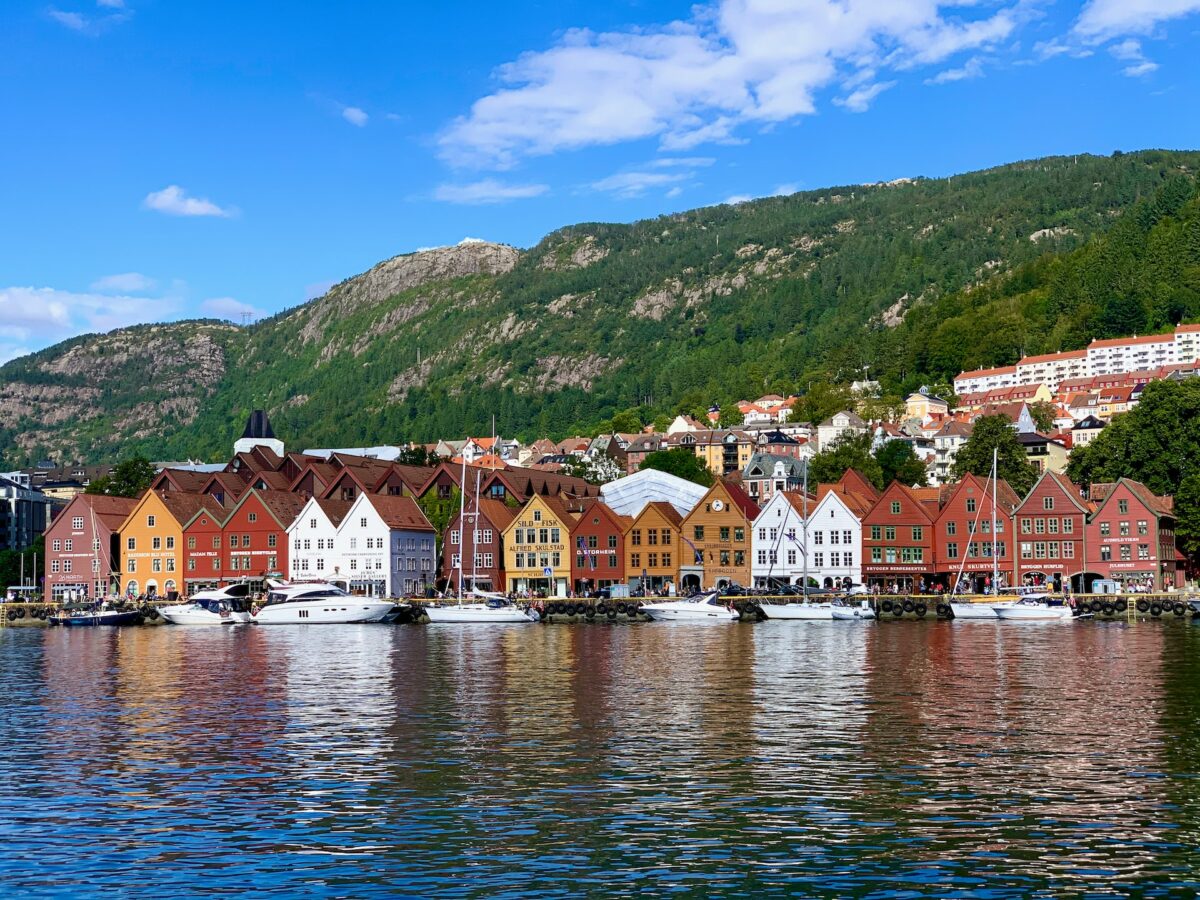Casas coloridas a beira do mar em Bergen na Noruega