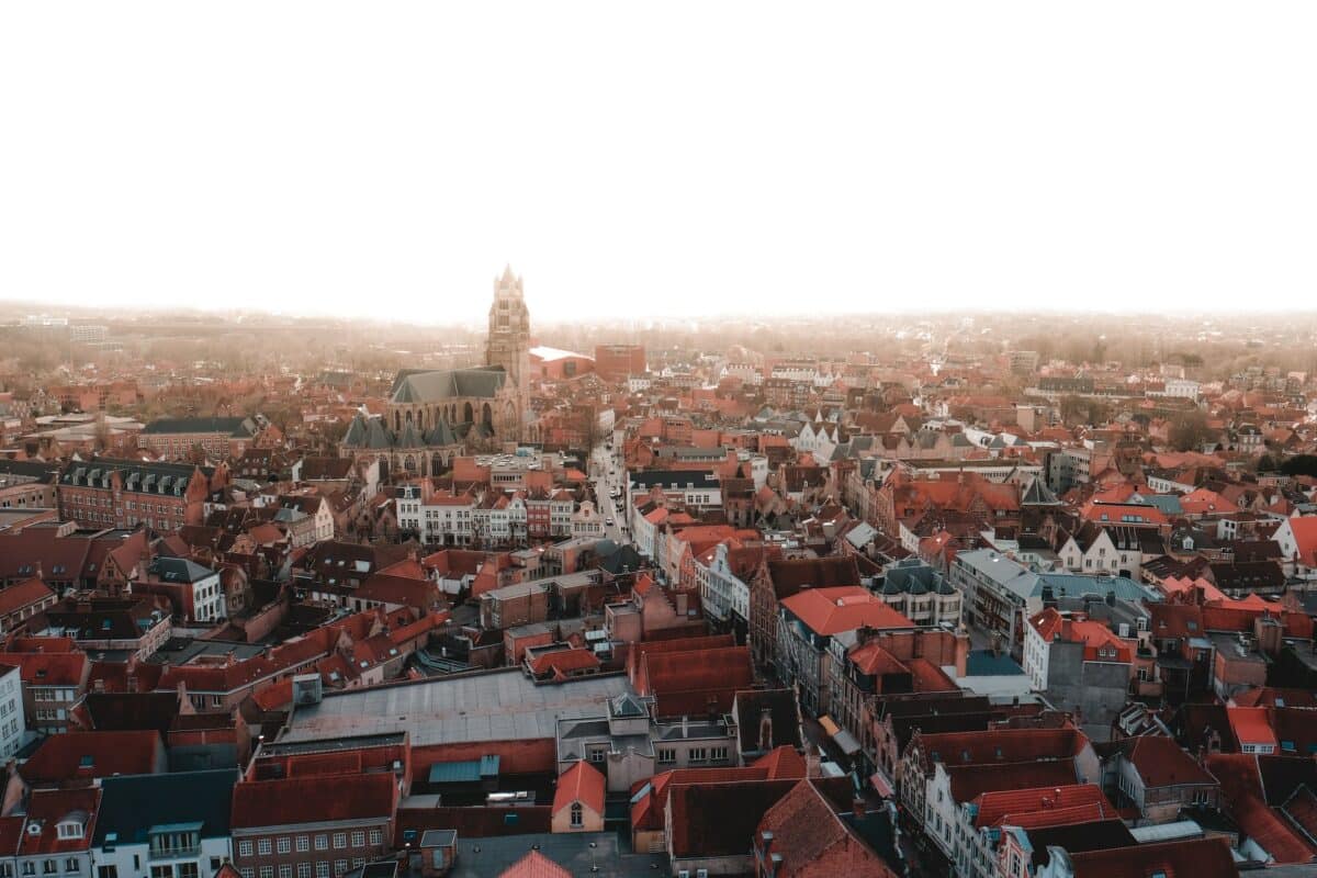 Vista de cima da cidade de Bruges na Béligica. Foto: Kevin Mueller via Unsplash