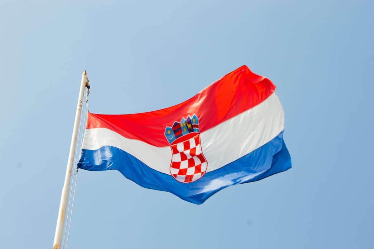 Bandeira da Croácia - nas cores vermelho, branco e azul com símbolo no meio