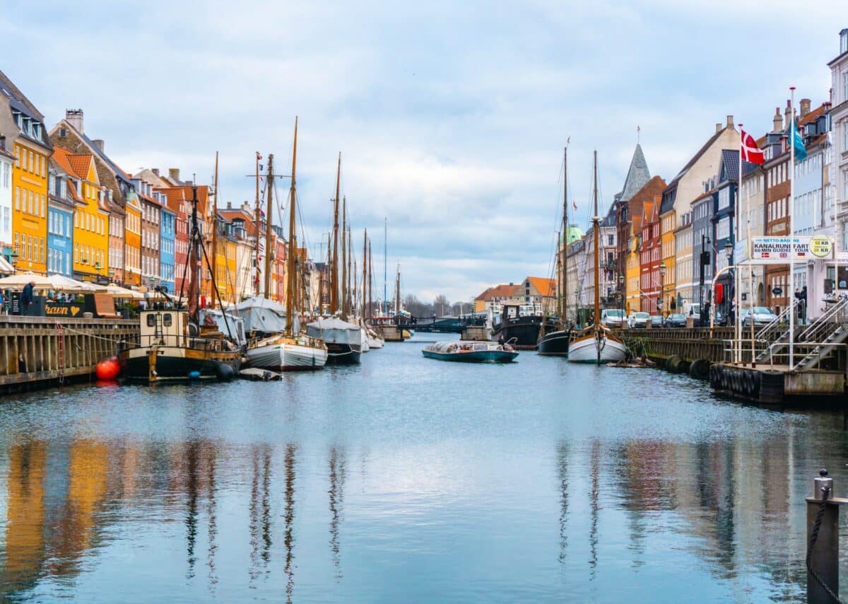 Copenhagen - casas ao lado do rio.