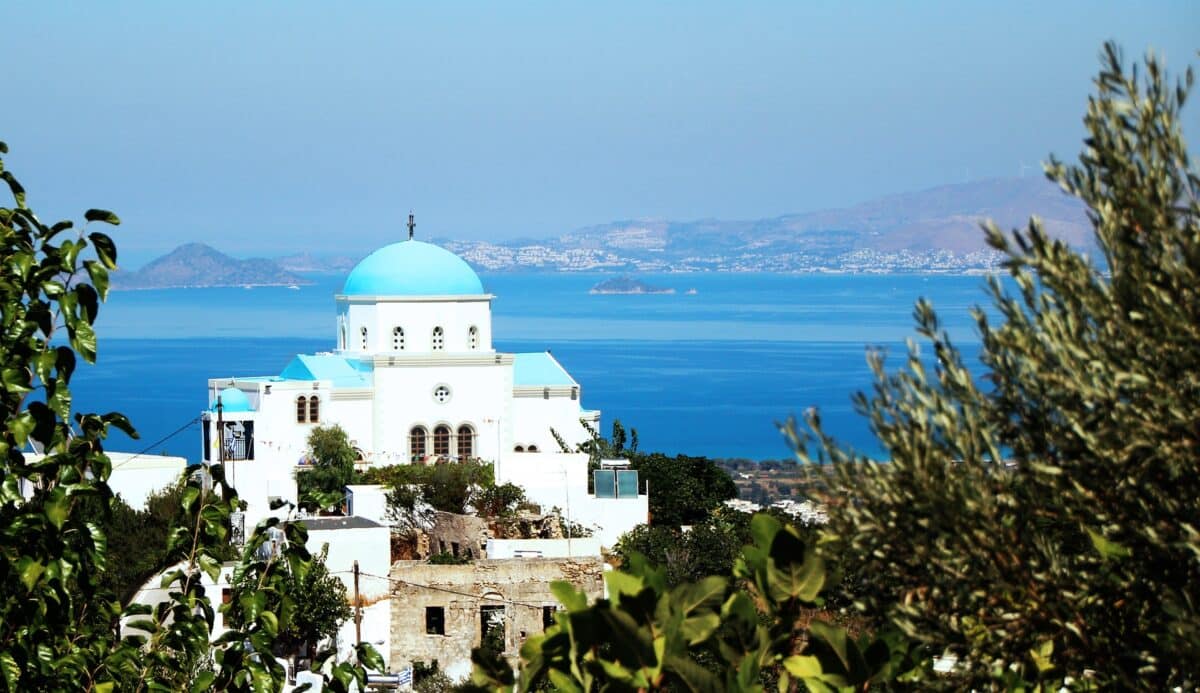 Foto da ilha de Cós igreja branca e azul com vista para o nar