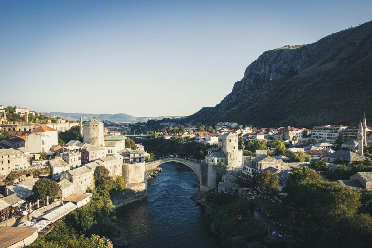 Mostar, na Bósnia e Herzegovina. Foto de cima da cidade mostrando pontes e montanha