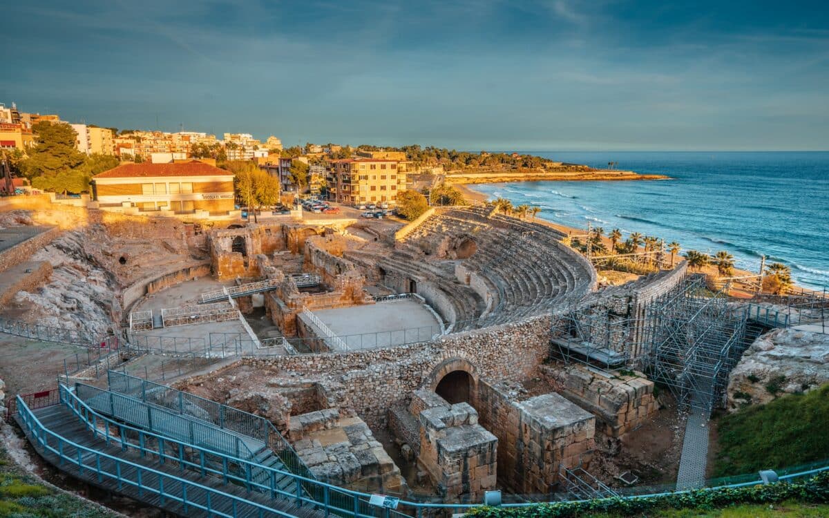 As ruínas em Tarragona, uma das cidades da região da Catalunha. Foto: Alexander London via Unsplash