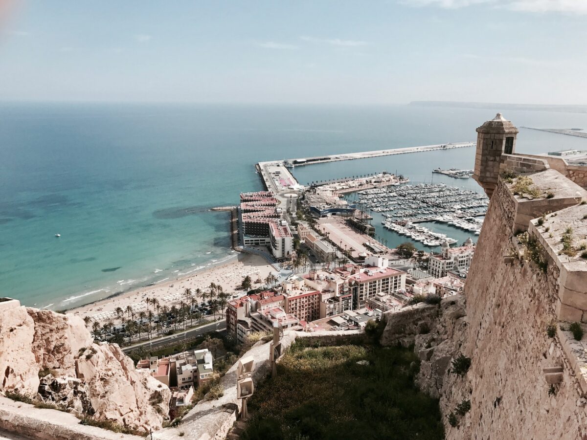 Vista do Castelo de Santa Bárbara em Alicante, uma das cidades da Costa Blanca. Foto: Faisal via Unsplash