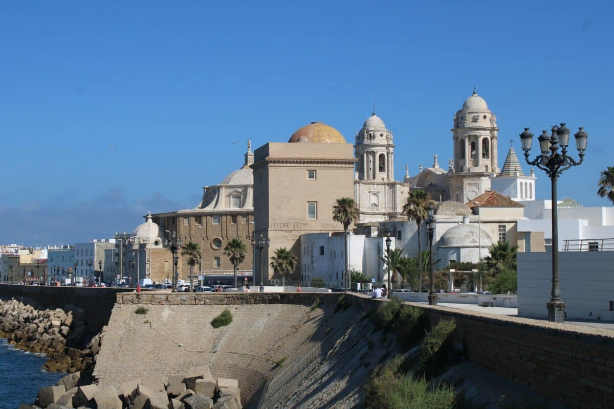 Uma deslumbrante vista de Cádiz na Costa da Luz, com suas belas praias e mar azul-turquesa