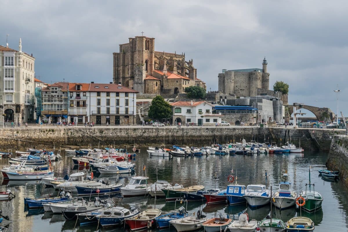 Castro-Urdiales, uma das cidades da Região da Cantábria. Foto: javierAlamo via Pixabay.