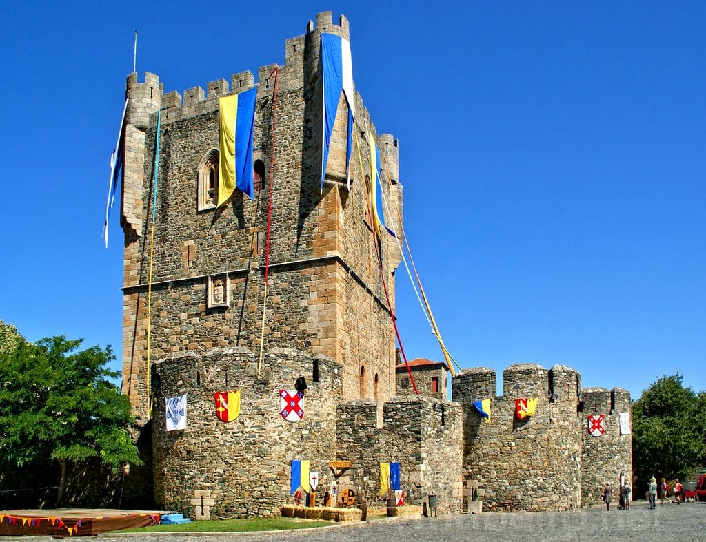 Castelo de Bragança em Portugal. Castelo de pedras com bandeiras