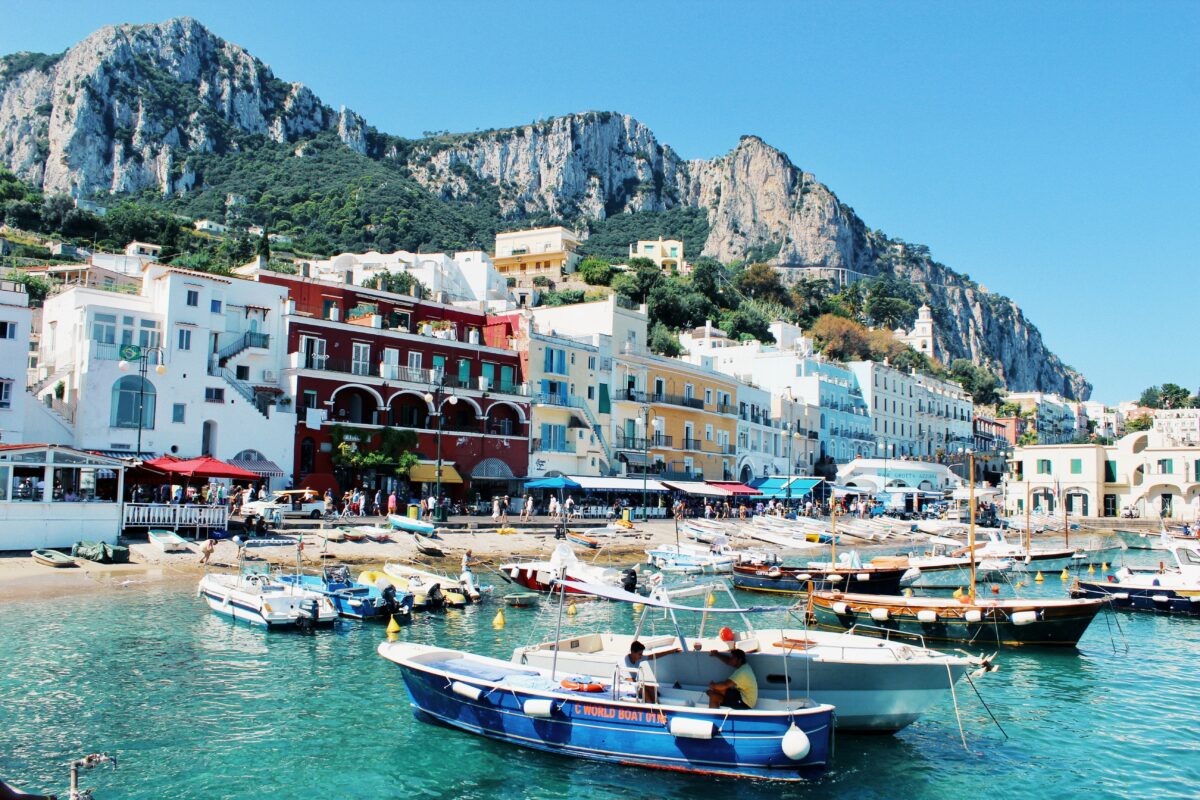 Ilha de Capri, foto de um porto com barcos e ao fundo casas coloridas