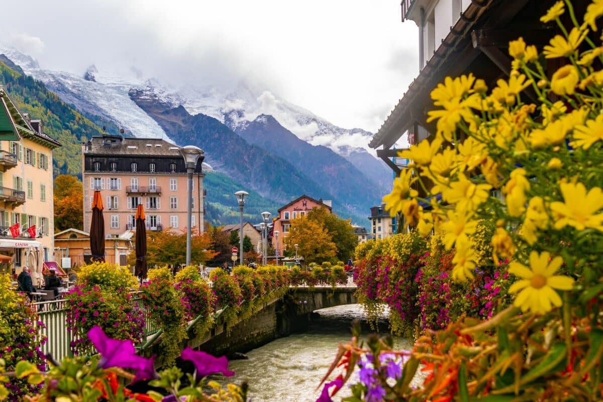 A linda cidade de Chamonix com o Mont Blanc ao fundo.