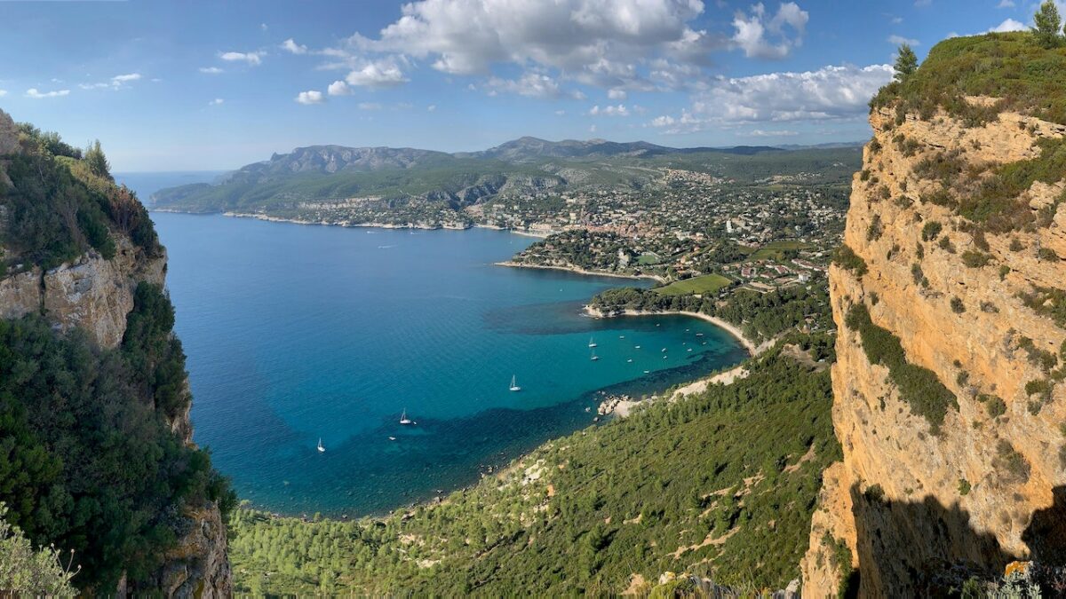Calanque em Cassis na França, vista do mar e montanha