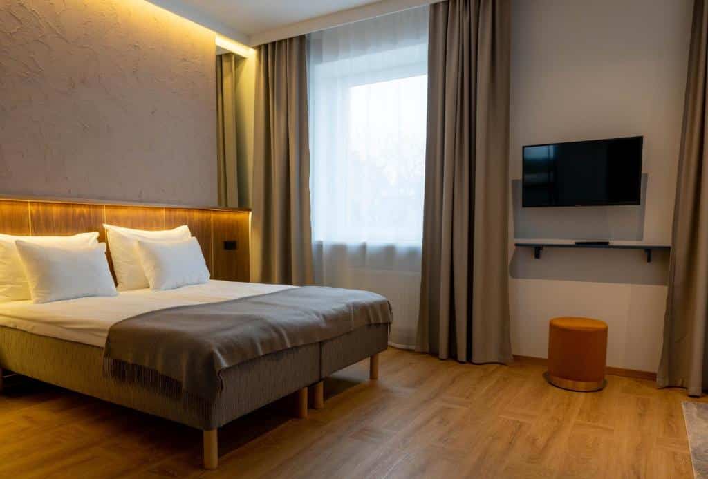 Quarto do Narva Hotel na Estonia - cama de casal