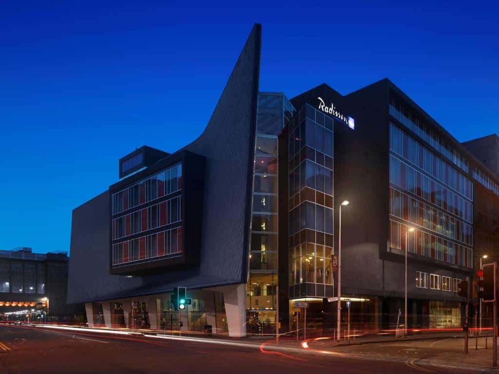 faixada do hotel Radisson Blu em Glasgow - hotel com design moderno espelhado em tons de cinza escuro