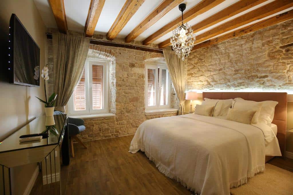 Rooms Skoblar em Zadar - quarto com tons claros com duas janelas, TV. Um dos locais de Zadar, Croacia.