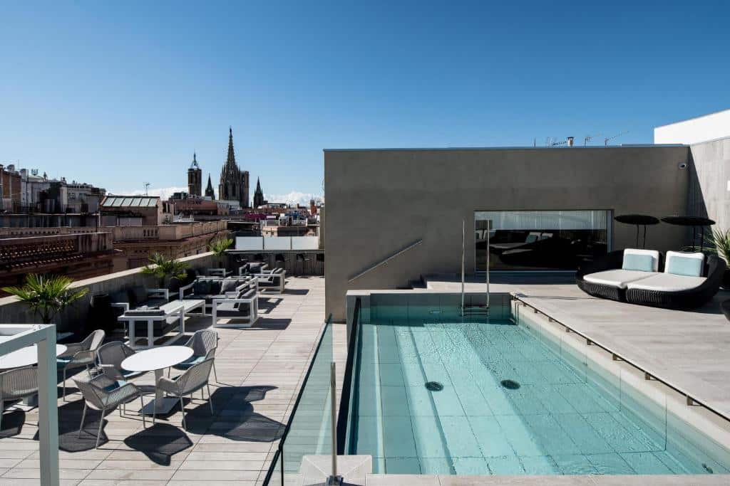Terraço do hotel Catalonia Magdalenes em Barcelona, com piscina com vista para a cidade