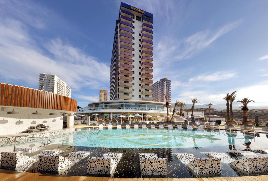 Hard Rock Hotel Tenerife - foto externa do hotel com piscina e prédio ao fundo.