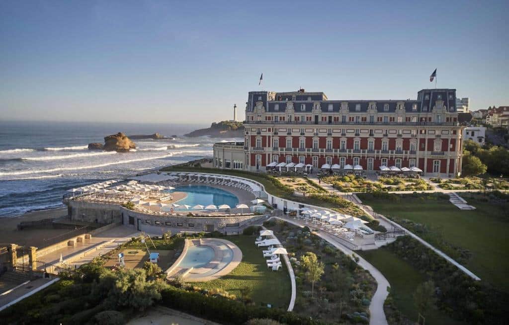 Hôtel du Palais Biarritz  - vista externa do hotel, hotel a beira mar com piscina.