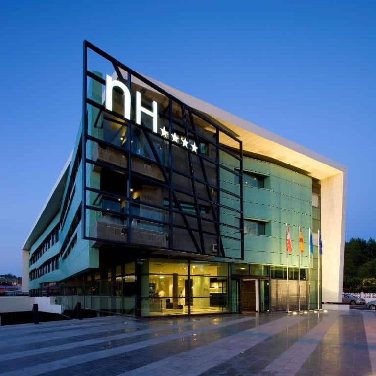 prédio do NH Gijón , fachada de vidro com metal em tons de preto.