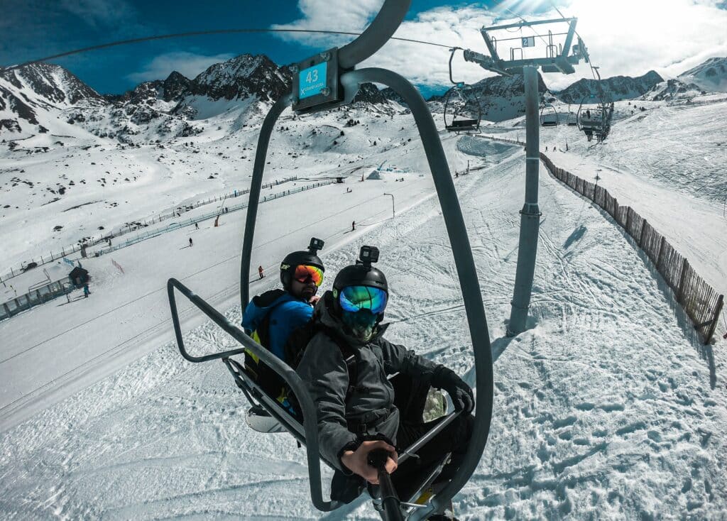 Pas de la Casa é um resort e uma estação de esqui, encontrando-se praticamente sobre a Fronteira Andorra-França. Este local representa um dos pontos turisticos de Andorra. Foto de Aviv Perets via unsplash