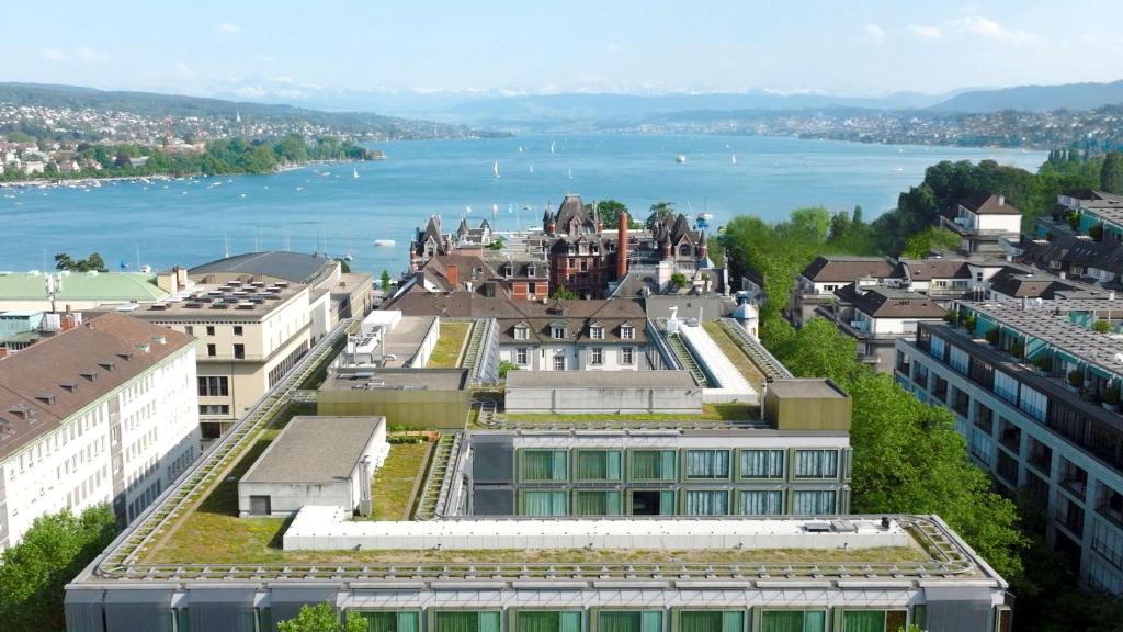 Vista externa do hotel Park Hyatt em Zurique. A margem do lago com arquitetura vanguardista