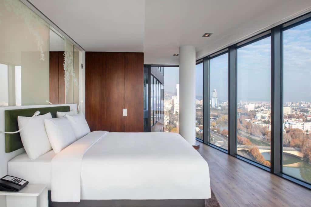 Radisson Blu Iveria Hotel - quarto de casal com vista para a cidade. Cama de casal toda em branco