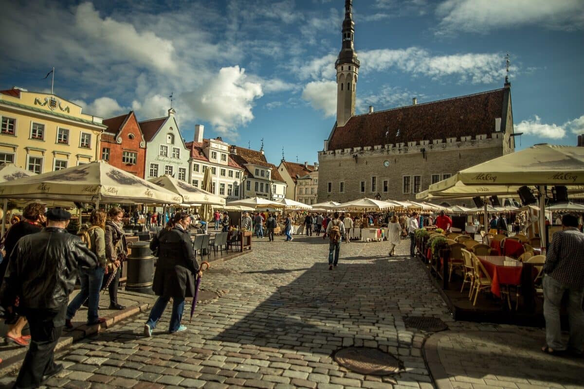 Tallinn, a capital da Estônia. Foto das ruas da cidade em paralelepípedo com casinhas ao redor