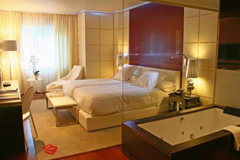 Quarto casal moderno com hidromassagem, poltorna, ambiente aconchegante do Gran Hotel Nagari Boutique & SPA na Galícia