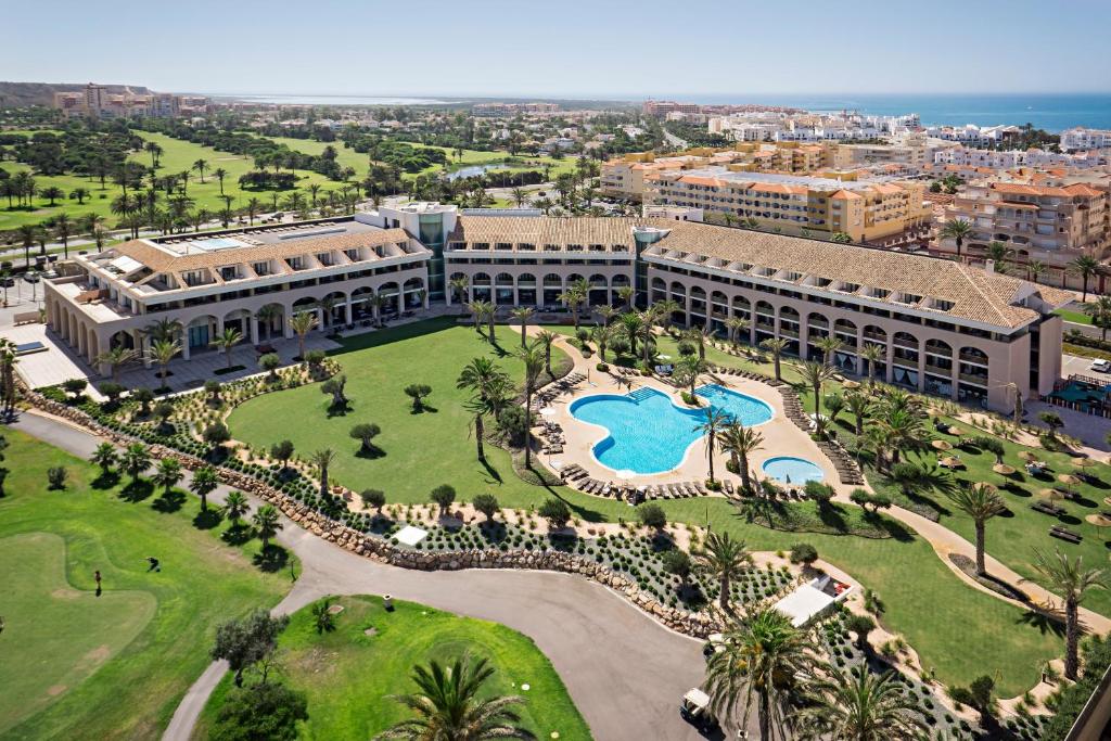 Hotel AR Golf Almerimar  em El Ejido na Costa de Almeria - vista externa do hotel com piscina e coqueiros em frente