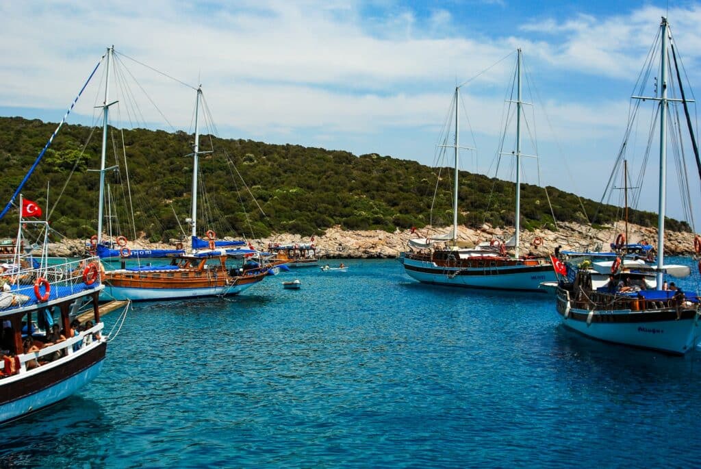 Bahia de Bodrum com quatro barcos turísticos