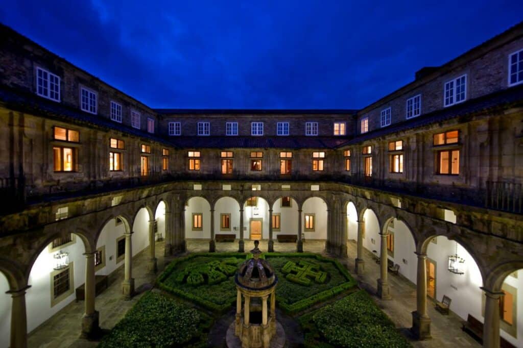 Jardim interno do Hotel Parador de Santiago - Hostal de Reis católicos, essa imagem representa um dos ambientes deste hotel, em Santiago de Compostela.