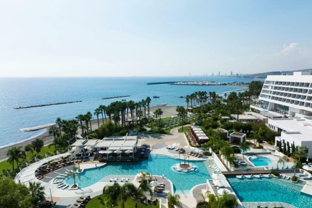 Vista aerea do lindo hotel Resort & spa, Limassol. Essa imagem representa uma dos locais de Chipre.