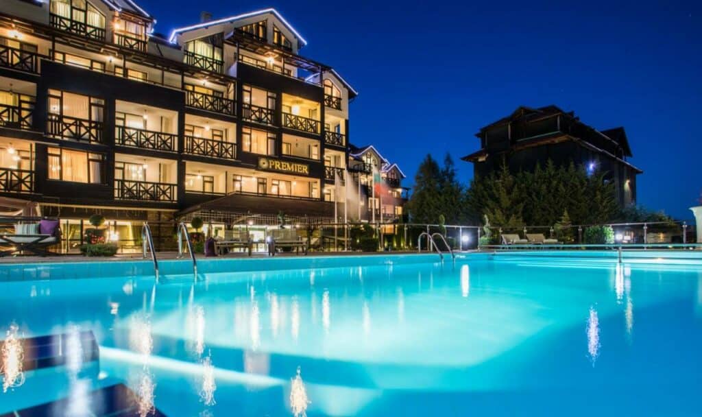 Area e fachada externa com piscina do hotel Premier Luxury Mountain Resort na Bulgaria.