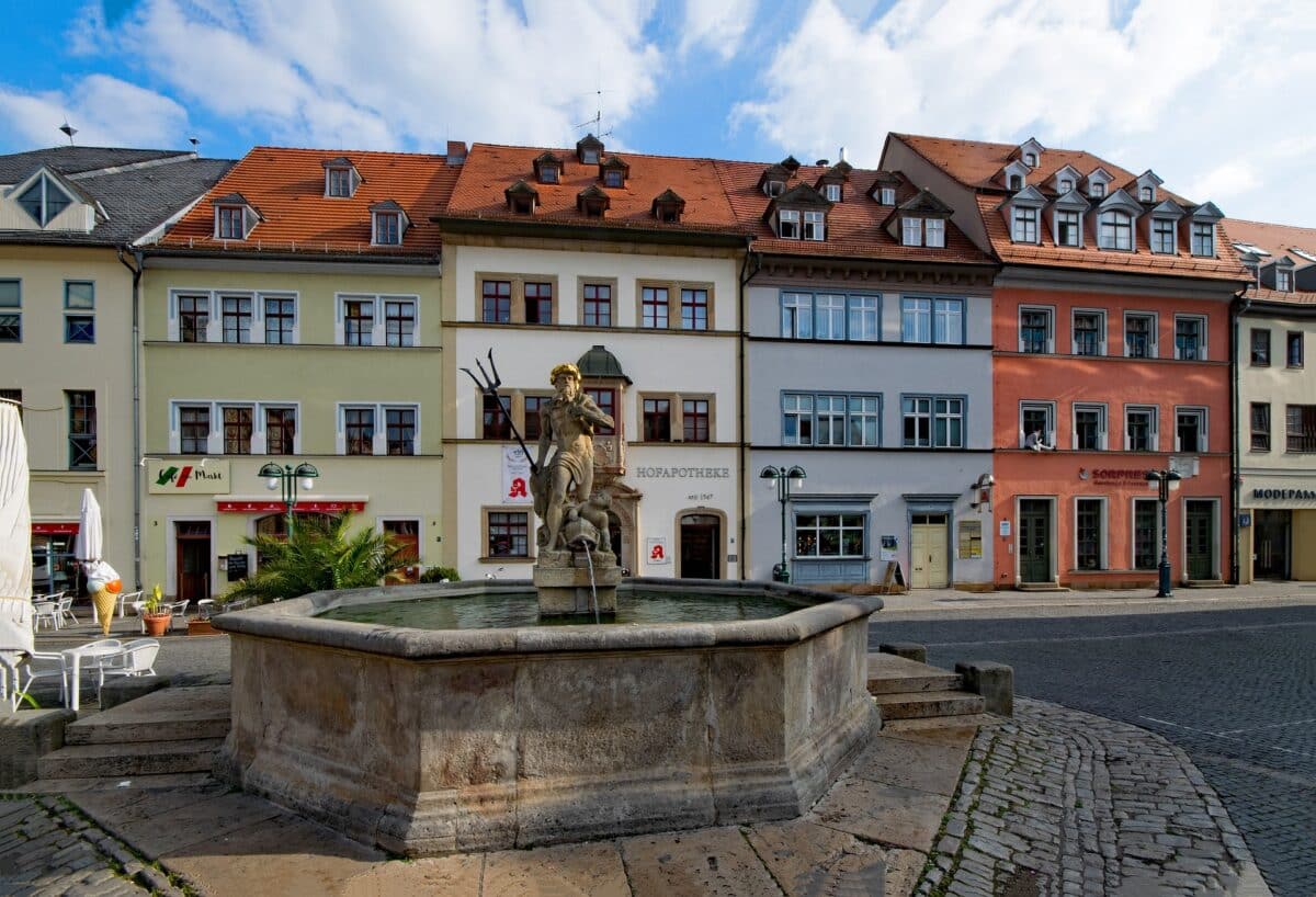 Centro da cidade de Weimar, casas antigas ao funto e fonte com estatua