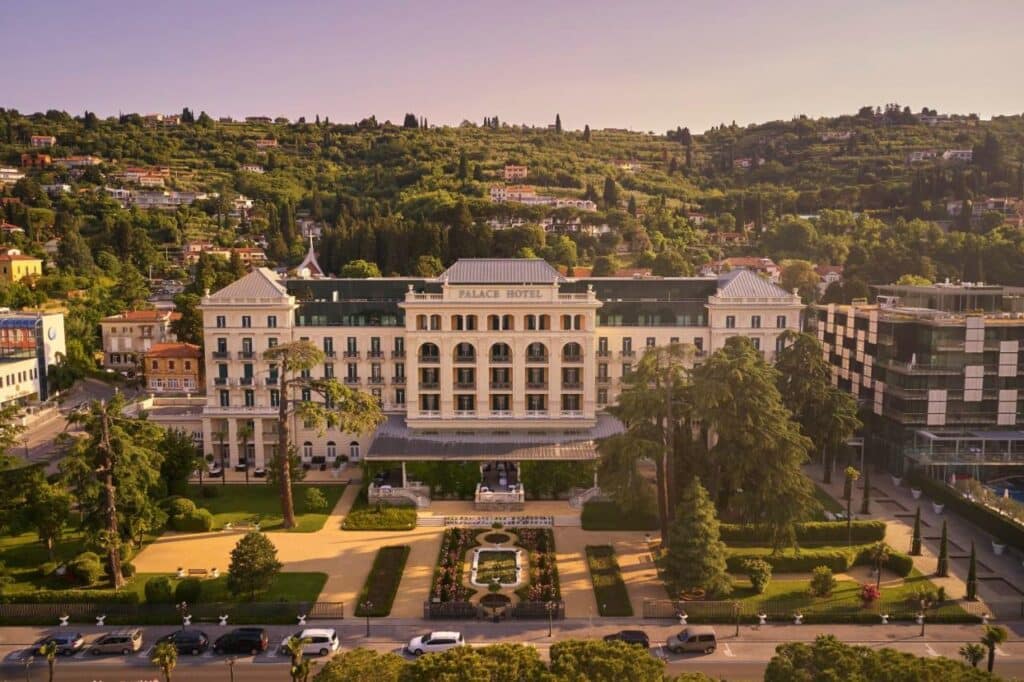 Fachada e area externa do Hotel Kempinski Palace Portoroz na Eslovenia.
