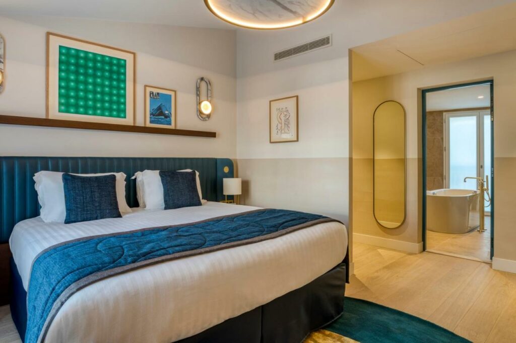 Quarto amplo com cama de casal, luminarias, e banheiro com hidromassagem. Essa imagem representa um dos locais do Maison Albar Hotels L'Imperator em Nimes.