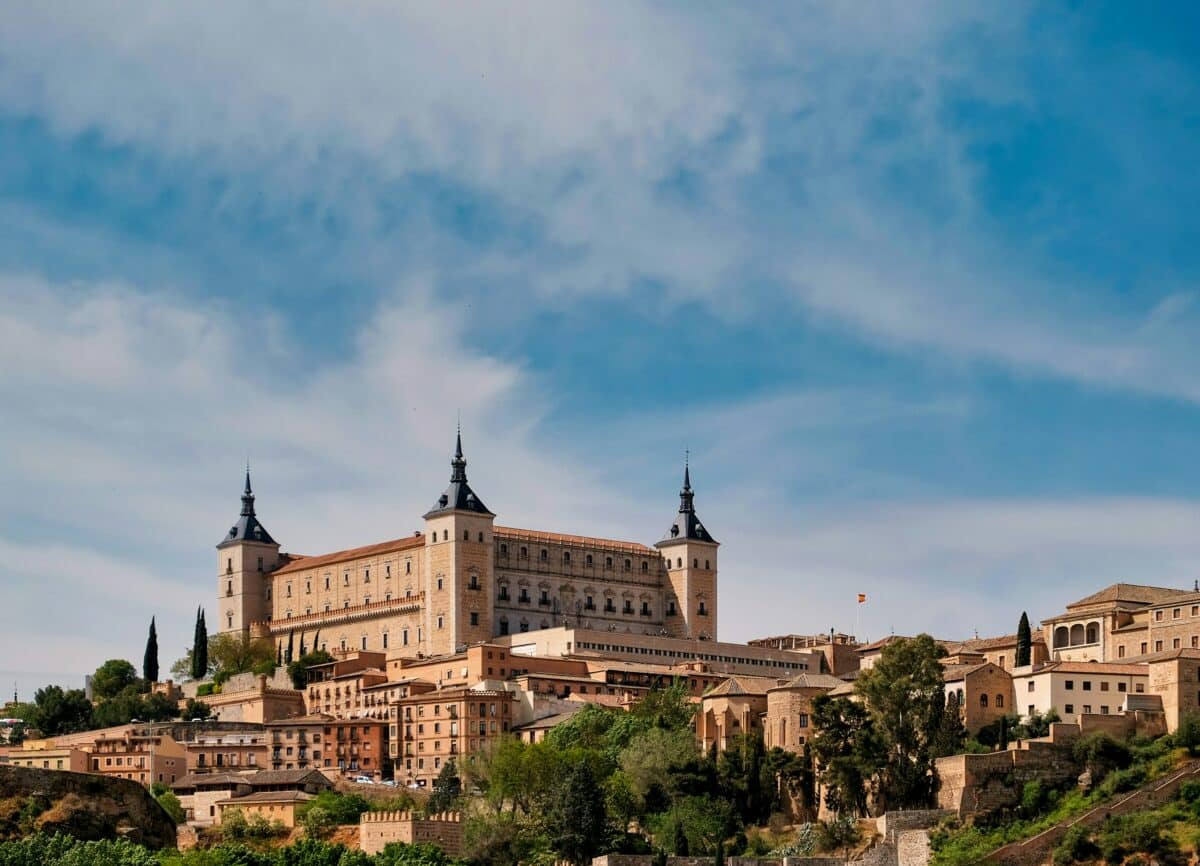 Na imagem é possível observar ao fundo o Alcázar de Toledo e no entorno construções residenciais.