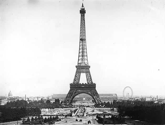 Foto da torre eiffel em 1900, em prto e branco