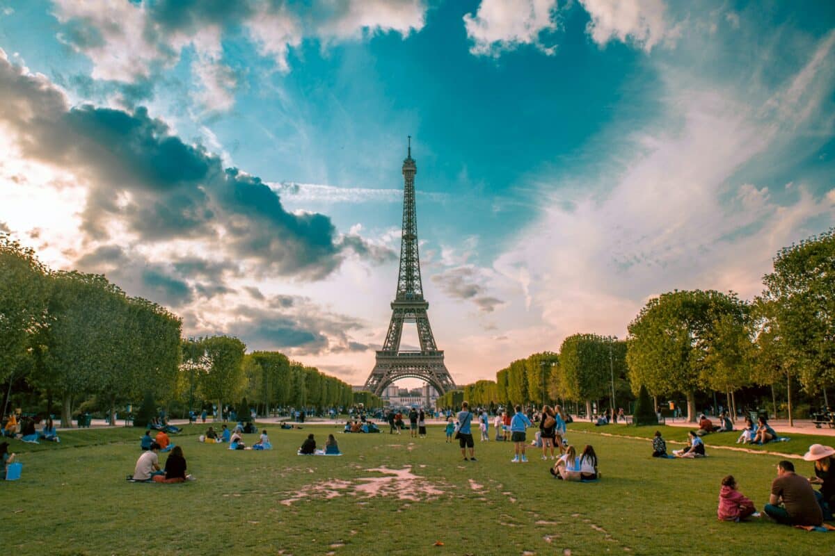 Vista da Torre Eiffel do Campo de Marte. Foto: Il Vagabiondo via Unsplash