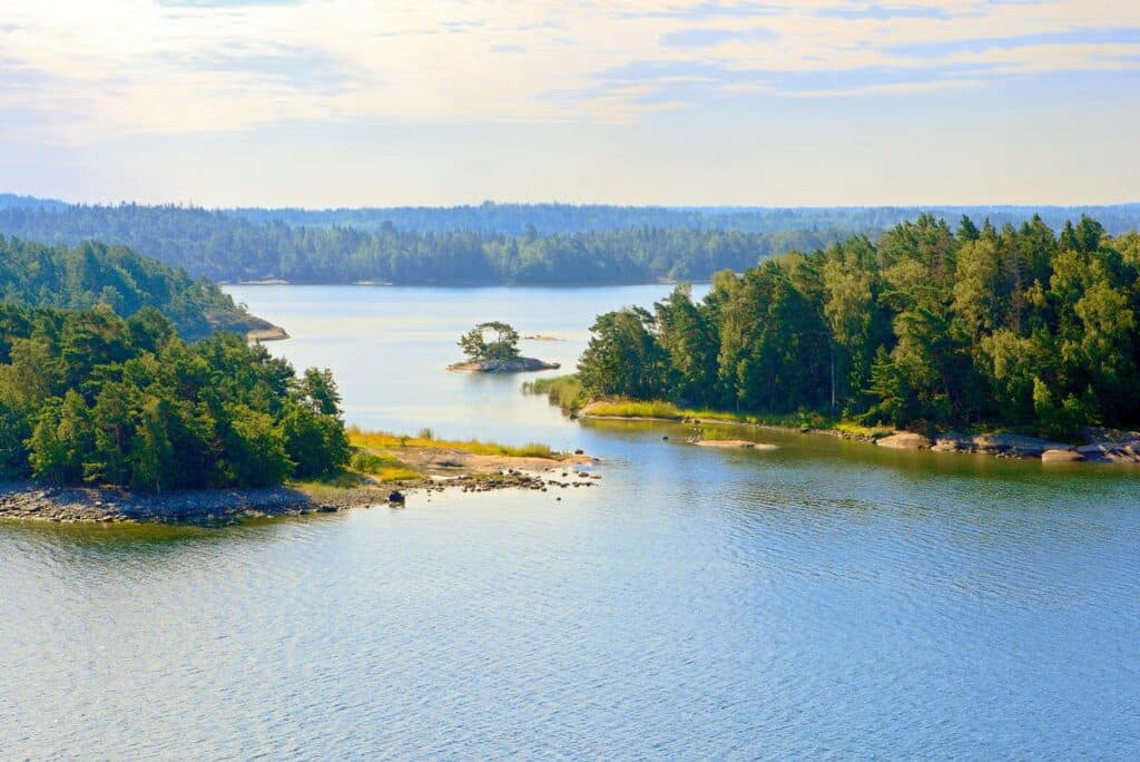 Arquipélago de Torku em que é possível observar o rio com vegetação ao fundo e ilhas ao lado, em uma paisagem durante o dia.