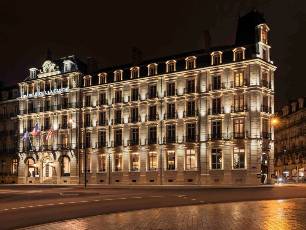 Fachada do Grand Hotel La Cloche em Dijon.