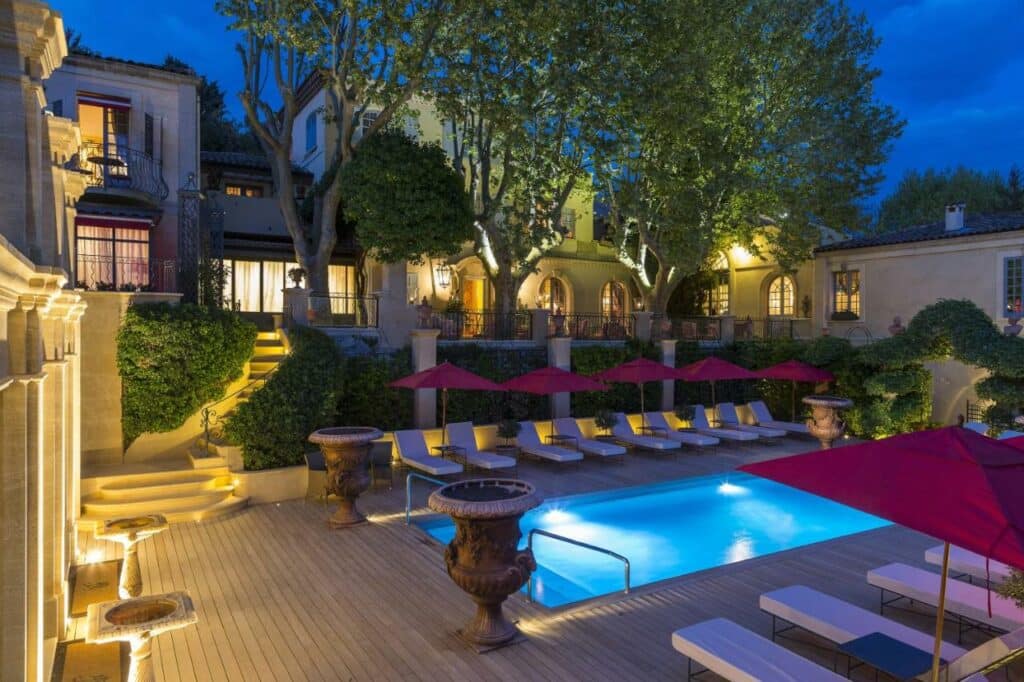 Vista da fachada e piscina do Hotel Villa Gallici em Aix En Provence.