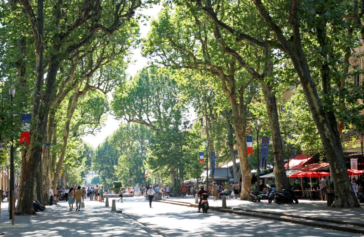 Cours Mirabeau - a principal rua em Aix-en-Provence. Foto: A S via Flickr